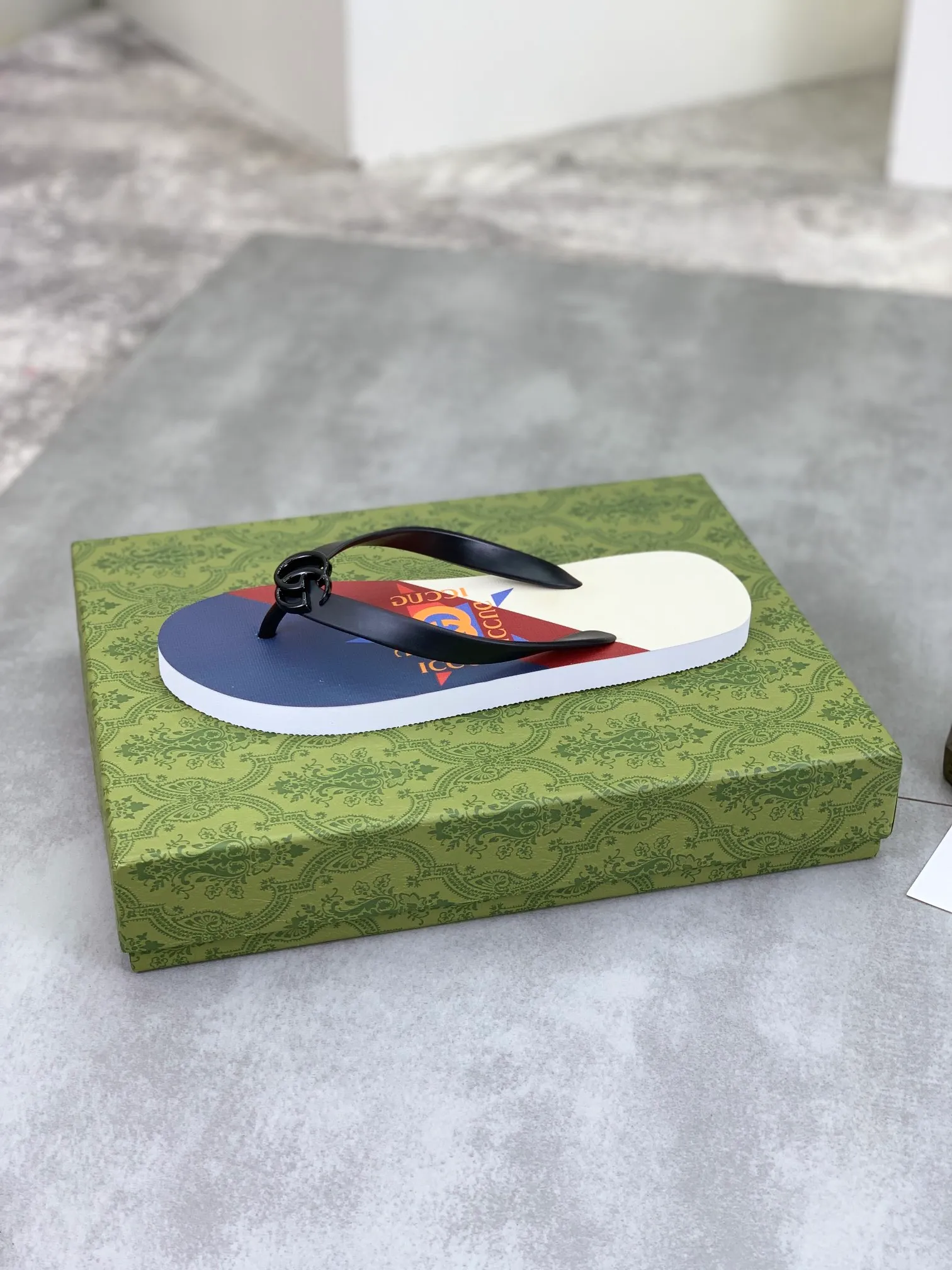 Men's men's shoes 💰P220💰【New style】🆘【GUCCI】Official website's popular Gucci adult couple 🧑‍🤝‍🧑 style, children's flip-flops are on sale at the counter simultaneously! Original fabric imported from Italy. Original bottom provided by the original factory. Size: Adult 36-45. Children’s size: 30-37. Multiple colors available.